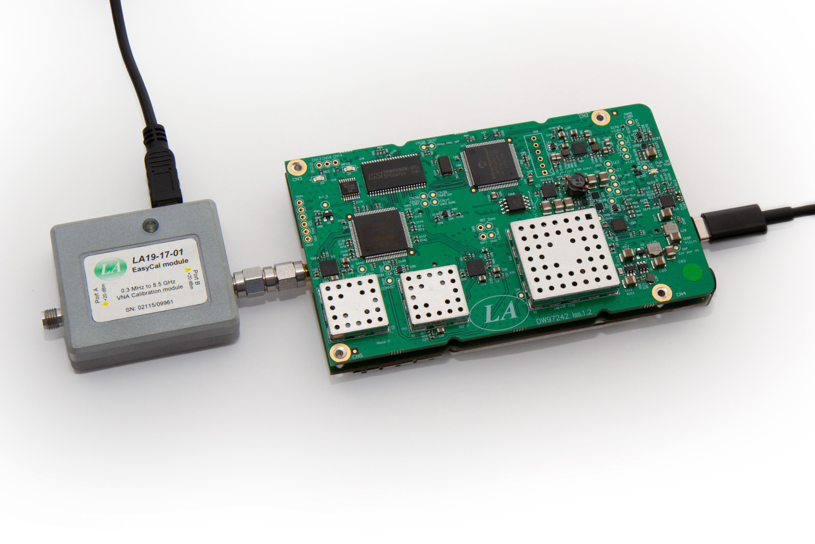 A photograph showing the LA19-14-06M OEM VNA together with the LA19-17-01 EasyCal module